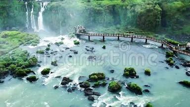 伊瓜苏瀑布，<strong>世界上最大</strong>的瀑布系列，位于巴西和阿根廷边境